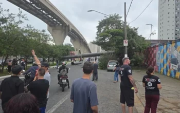 Guindaste cai sobre monotrilho, atinge trem e deixa ferido em São Paulo