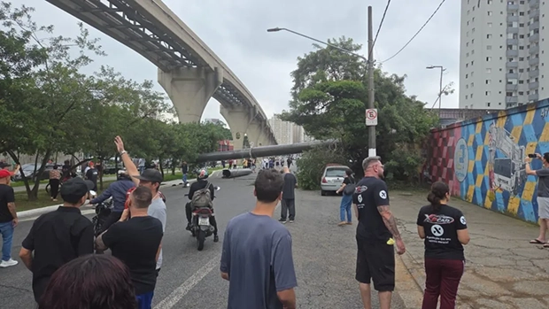 Guindaste cai sobre monotrilho, atinge trem e deixa ferido em São Paulo