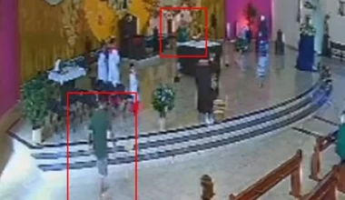 Homem invade igreja, dá soco em bispo e grita: "Avisa para Jesus"