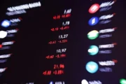Ibovespa cai mais de 1% com cenário eleitoral; dólar sobe a R$ 5,08