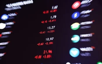 Ibovespa cai mais de 1% com cenário eleitoral; dólar sobe a R$ 5,08
