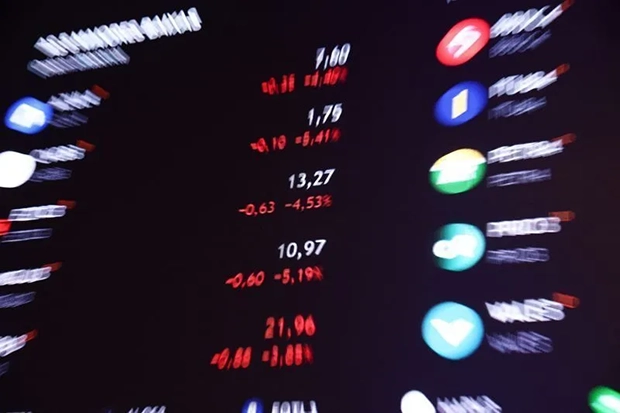 Ibovespa cai mais de 1% com cenário eleitoral; dólar sobe a R$ 5,08