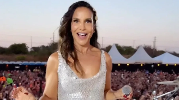 Ivete Sangalo faz o “L” e puxa coro de Lula durante show em Fortaleza