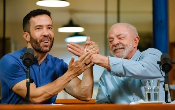 Janones chega a Brasília e vai direto ao Alvorada para almoçar com Lula
