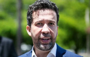 Janones tem arritmia cardíaca e é internado na UTI após debate na Band