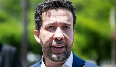 Janones tem arritmia cardíaca e é internado na UTI após debate na Band