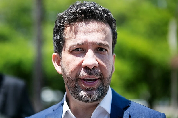 Janones tem arritmia cardíaca e é internado na UTI após debate na Band