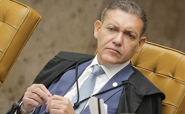 Kassio Nunes manda Meta suspender canal de Janones após pedido de Flávio Bolsonaro