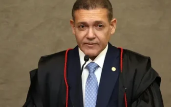 Kassio Nunes manteve 42 processos de Lula contra Flávio Bolsonaro sem decisão