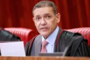 Kassio Nunes reconduziu Cristiano Zanin ao cargo de ministro substituto do TSE após deixá-lo mais de mês em banho maria