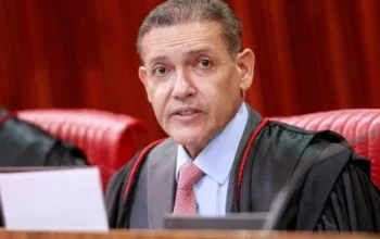 Kassio Nunes reconduziu Cristiano Zanin ao cargo de ministro substituto do TSE após deixá-lo mais de mês em banho maria