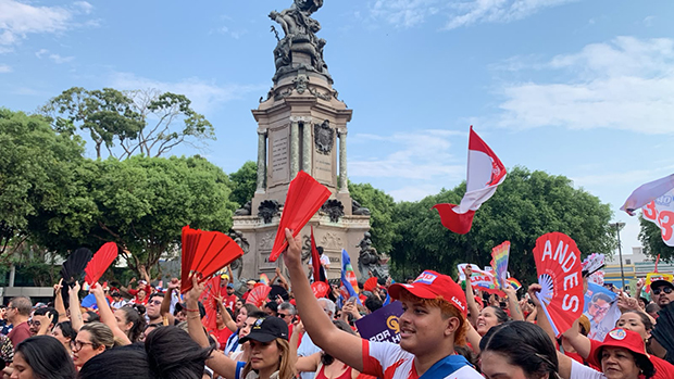 Largo de São Sebastião avermelhou neste domingo, 11, em favor da reeleição de Lula