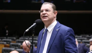 Líder do PL deixa escapar que só apoiou fim da 6×1 para Flávio não perder eleição
