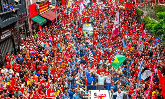 Lula arrasta multidão à Avenida Paulista antes do 1º turno, apesar da tentativa de boicote da PM de Tarcísio