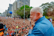 Lula celebra apoio da juventude na Paulista e reforça risco Bolsonaro