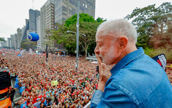 Lula celebra apoio da juventude na Paulista e reforça risco Bolsonaro