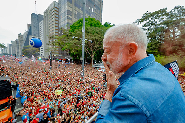 Lula celebra apoio da juventude na Paulista e reforça risco Bolsonaro