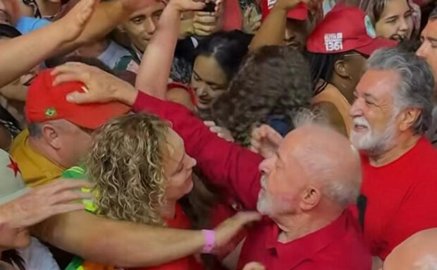 Lula cresce e empata com Flávio Bolsonaro na semana da eleição, diz pesquisa BTG/Nexus