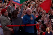 Lula reúne milhares no centro de Porto Alegre: “Esse Rio Grande do Sul não é de direita”