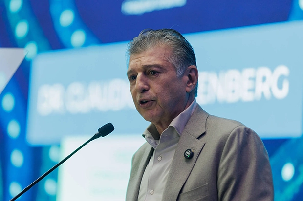 Médico cotado para o governo Flávio chama genocídio na pandemia de “capítulo superado”