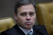 Mendonça manda remover em 24h mentira de que Lula jogou bandeira no chão