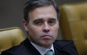 Mendonça manda remover em 24h mentira de que Lula jogou bandeira no chão