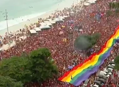 Milhares de apoiadores de Lula lotam quarteirões em Copacabana no Rio de Janeiro