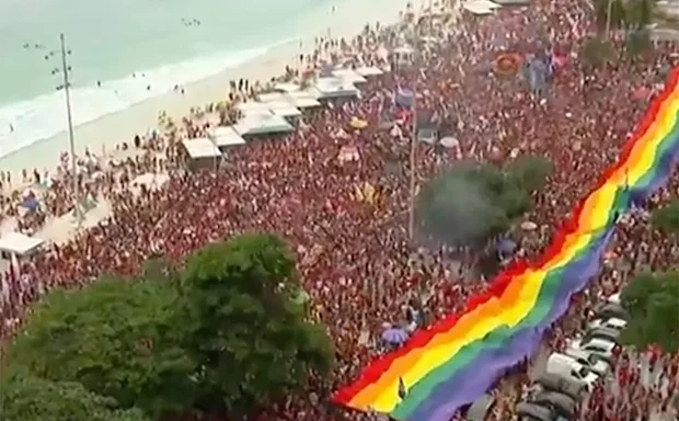 Milhares de apoiadores de Lula lotam quarteirões em Copacabana no Rio de Janeiro