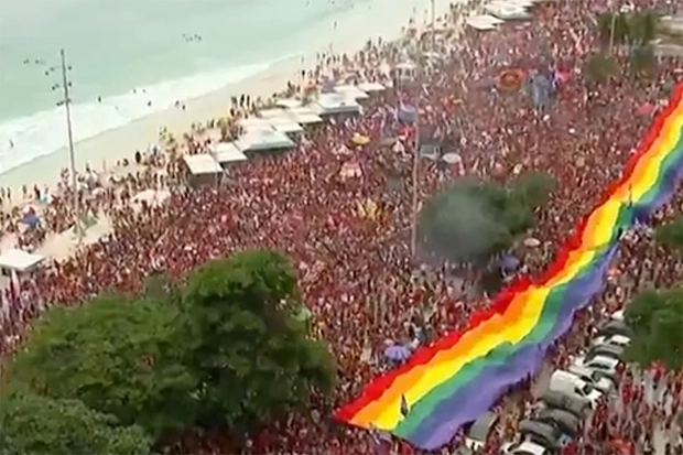 Milhares de apoiadores de Lula lotam quarteirões em Copacabana no Rio de Janeiro