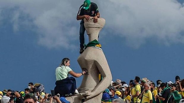 Moraes autoriza Débora do Batom a passar para o regime semiaberto