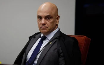 Moraes manda PGR se manifestar sobre pedido de visita de Flávio a Bolsonaro após proibição