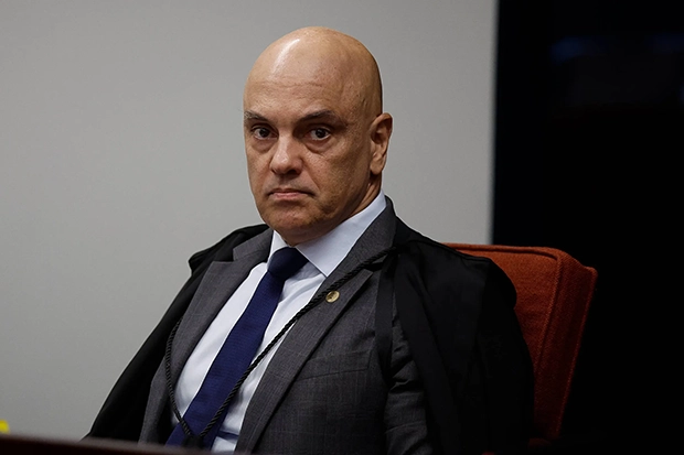 Moraes manda PGR se manifestar sobre pedido de visita de Flávio a Bolsonaro após proibição