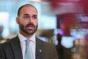 Moraes manda prender Eduardo Bolsonaro e iniciar pena de 4 anos