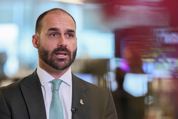 Moraes manda prender Eduardo Bolsonaro e iniciar pena de 4 anos