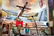 Padre morre após crucifixo da igreja cair sobre ele em plena missa em Guayaquil, no Equador