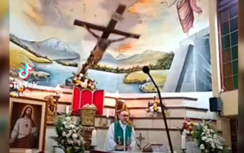 Padre morre após crucifixo da igreja cair sobre ele em plena missa em Guayaquil, no Equador