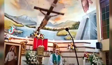 Padre morre após crucifixo da igreja cair sobre ele em plena missa em Guayaquil, no Equador