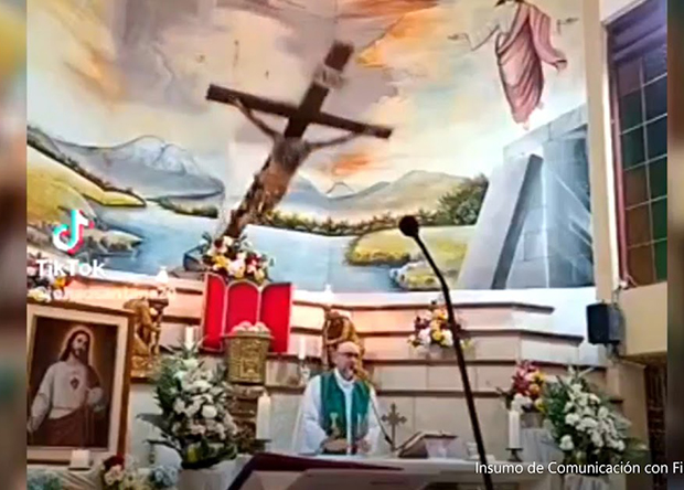 Padre morre após crucifixo da igreja cair sobre ele em plena missa em Guayaquil, no Equador