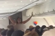 Passageira fica pelada durante voo e desfila por corredor de avião nos EUA
