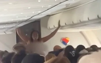 Passageira fica pelada durante voo e desfila por corredor de avião nos EUA