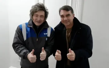 Passagem de Flávio Bolsonaro durante fuga pela Argentina contou com escolta policial fornecida pelo governo de Javier Milei