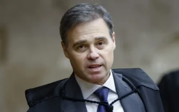 Perdendo por 4 a 3, Mendonça interrompe julgamento e mantém vídeo de Lula censurado