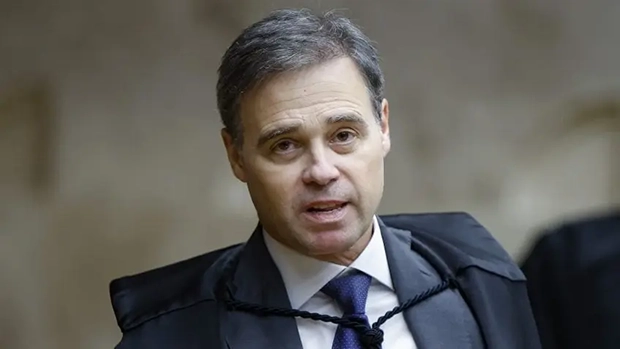 Perdendo por 4 a 3, Mendonça interrompe julgamento e mantém vídeo de Lula censurado