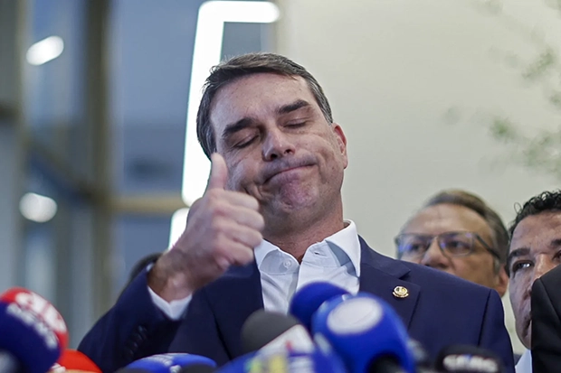 Pesquisa Datafolha - Flávio encolhe 2% e fica com 51% dos votos válidos contra 49% de Lula no 2º turno