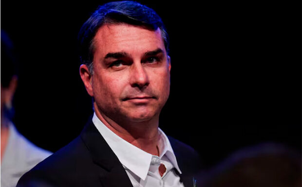 Polícia Federal investiga se Flávio Bolsonaro fugiu para os Estados Unidos