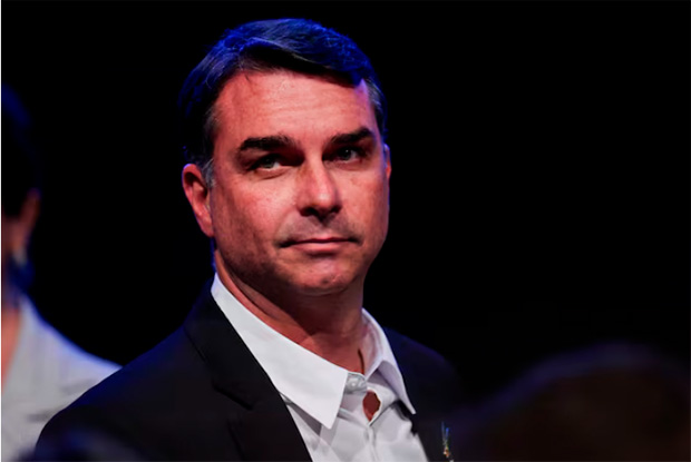 Polícia Federal investiga se Flávio Bolsonaro fugiu para os Estados Unidos