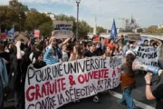 Protestos na França tem ataque a prefeituras e atos em diversas cidades