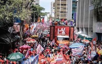 Lula lota Avenida Paulista em último ato antes do 1° turno