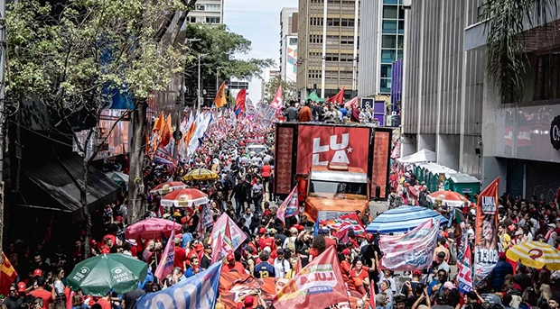 Lula lota Avenida Paulista em último ato antes do 1° turno
