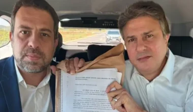 Boulos leva documentos de Lula ao TSE após desafio de Flávio Bolsonaro